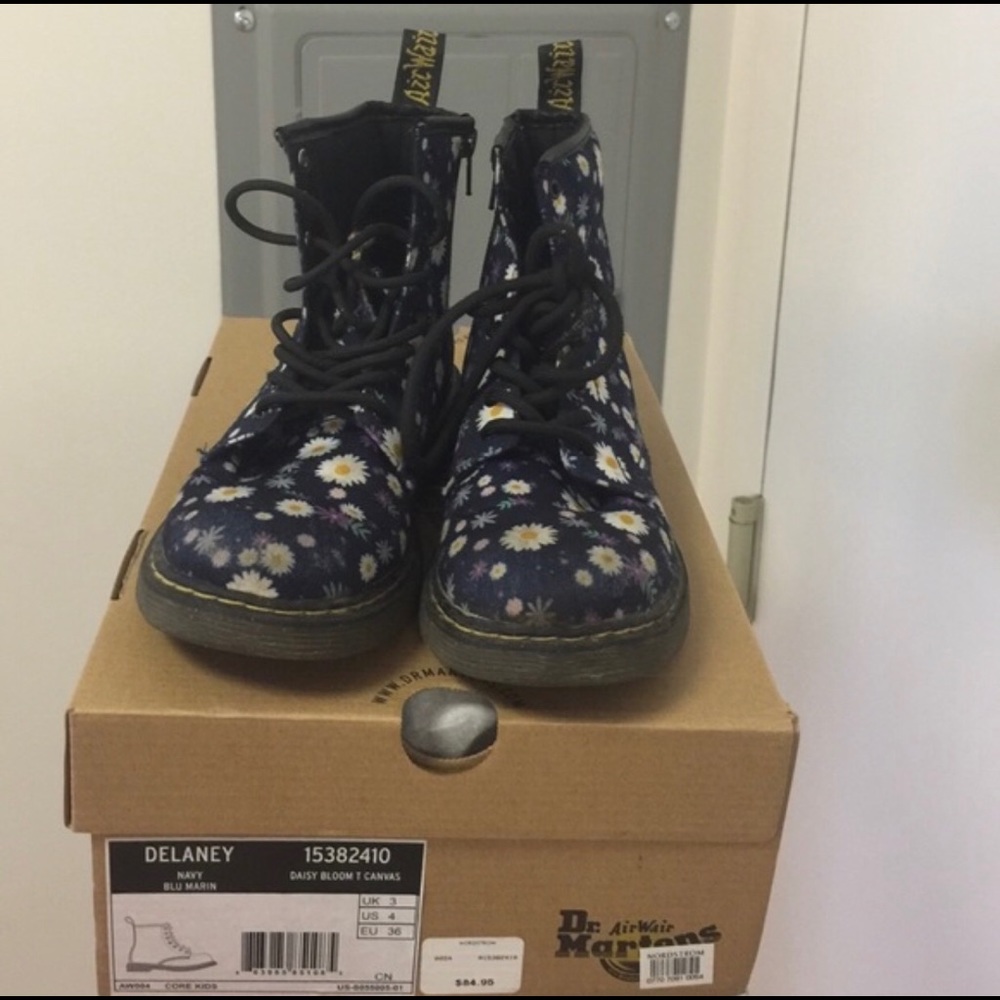🌼Dr. Martens Delaney Daisy Bloom Canvas🌼